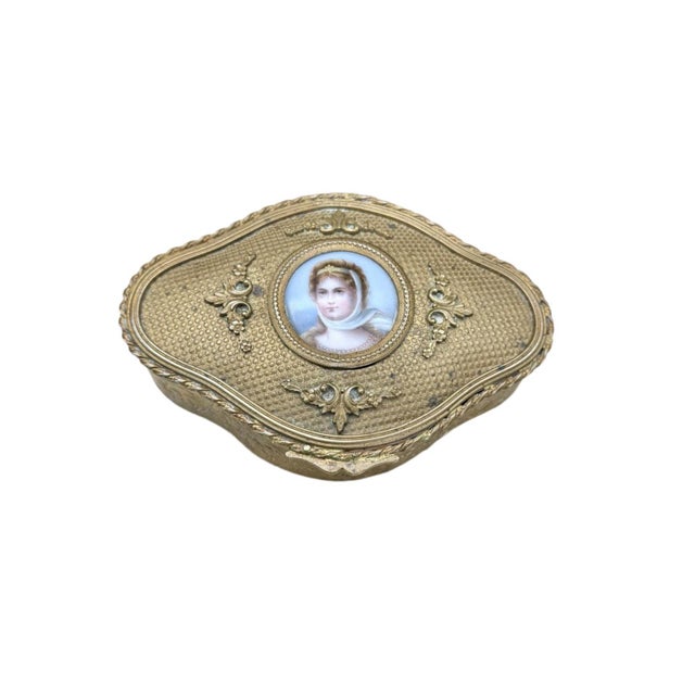 Antique French Style Porcelain Trinket Jewelry Box Painted Portrait Queen Louise For Sale - Image 4 of 4