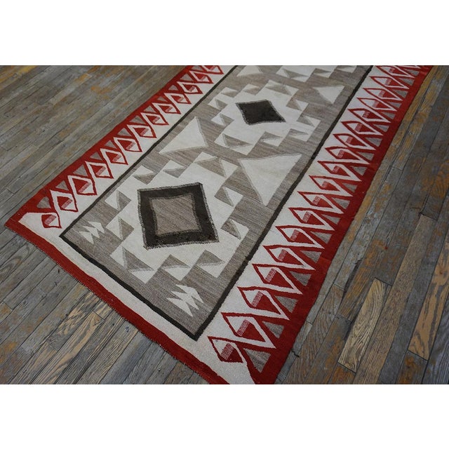 1930s White Gray Diamond Geometric Antique American Navajo Rug 4'9"x 6'9" Flatweave Wool Carpet For Sale In New York - Image 6 of 14