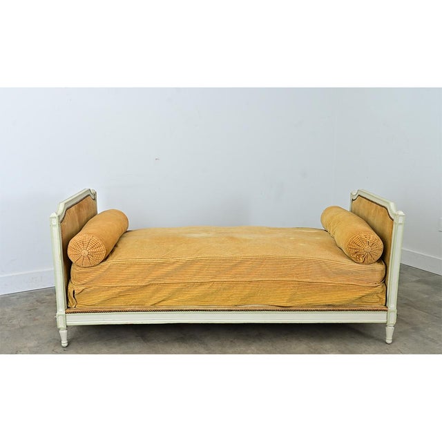 French French 19th Century Louis XVI Style Painted and Upholstered Daybed For Sale - Image 3 of 15
