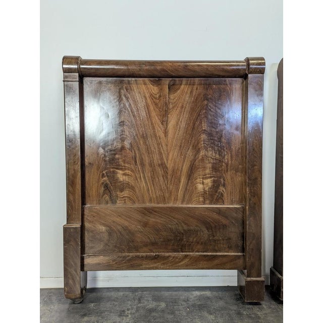 Restoration Daybed in Flamed Mahogany For Sale - Image 3 of 11