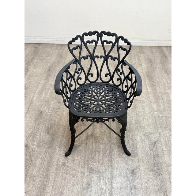 Beautiful cast aluminum patio table with four matching chairs in excellent vintage condition