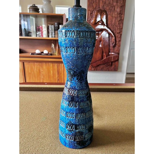 Mid-century modern table lamp in ‘Rimini Blue’ by Aldo Londi for Bitossi. A unique style for Bitossi and a vintage...