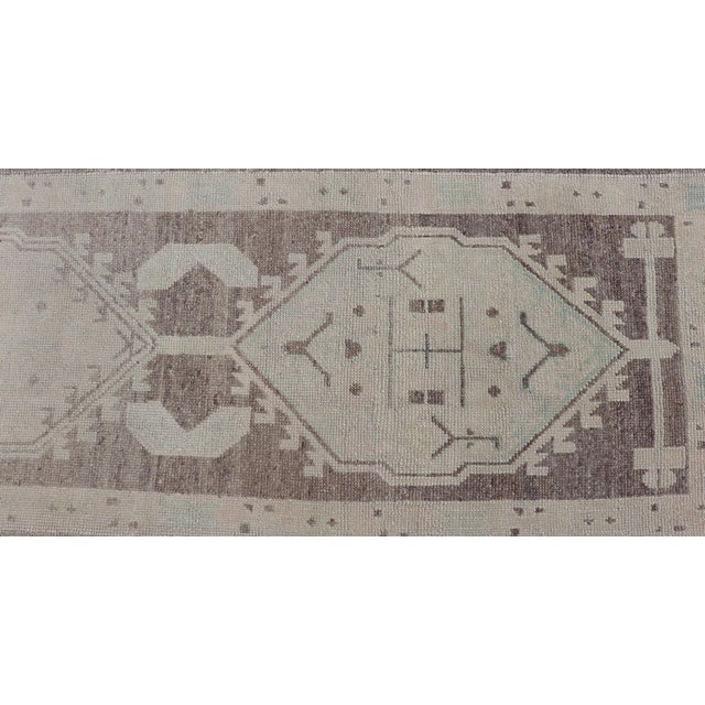Early 21st Century Geometric Medallion Design Turkish Oushak Runner in Soft Neutral Tones For Sale - Image 5 of 14
