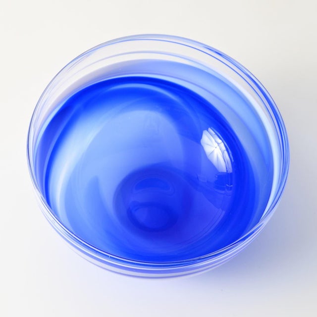 1980s Blue and White Studio Glass Bowl by Maibritt Jönsson & Pete Hunner for Baltic Sea Glass, 1989 For Sale - Image 5 of 9