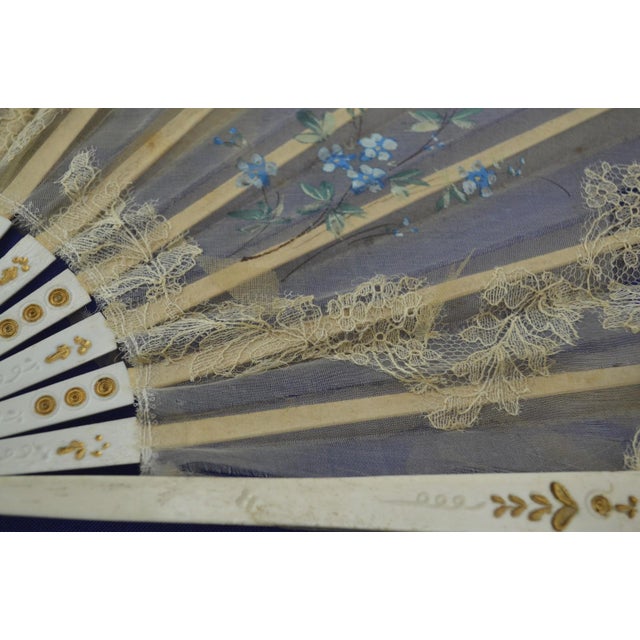 Textile 19th Century Fan in White Silk Lace For Sale - Image 7 of 13