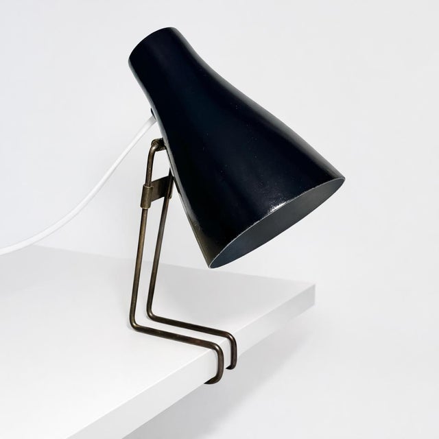 A small, sculptural table lamp, model 15581, produced by the renowned Swedish manufacturer Arvid Böhlmarks Lampfabrik in...