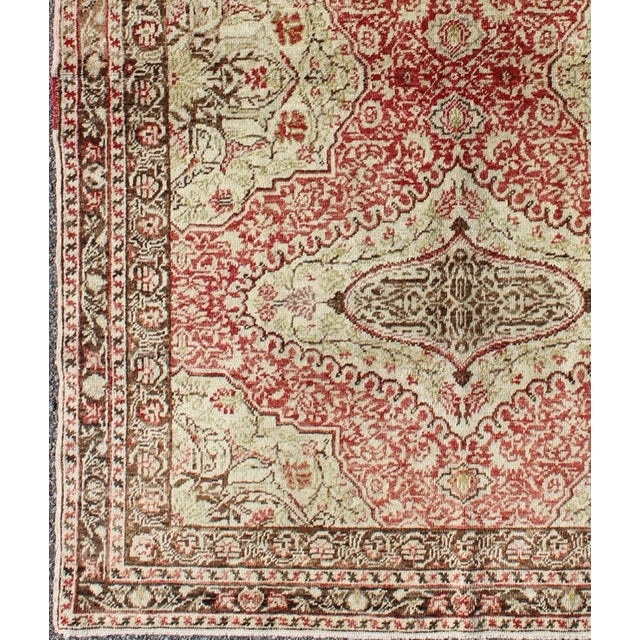 Traditional Early 20th Century Fine Turkish Sivas Rug With Classic Medallion Design in Red, Ivory and Green For Sale - Image 3 of 7