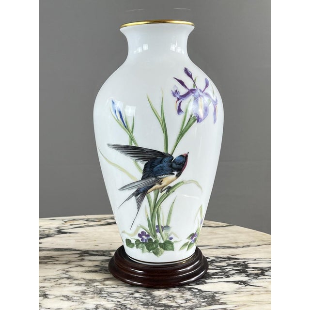 20th Century Porcelain The Meadowland Bird Vase from Franklin Porcelain, 1980s, Set of 2 For Sale - Image 6 of 10