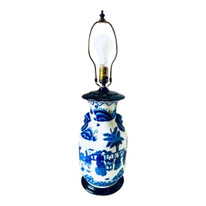 Chinoiserie Blue and White Porcelain Lamp With Foo Dogs