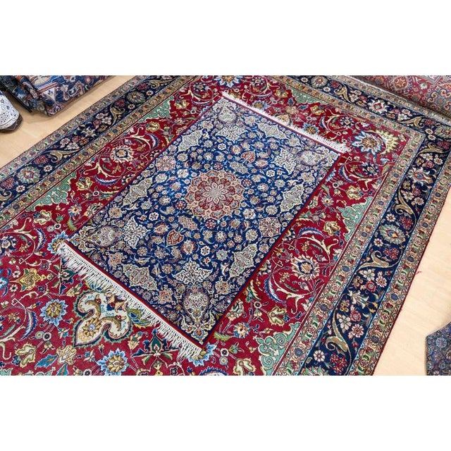 Hand-Knotted Isfahan Rug in Wool For Sale - Image 4 of 18