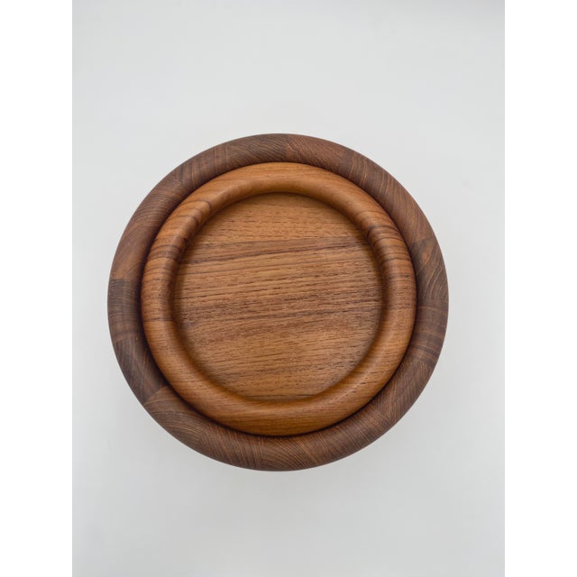 If sexy was an ice bucket it would definitely look like this. The beautiful curvaceous lines of the teak outer are classy...