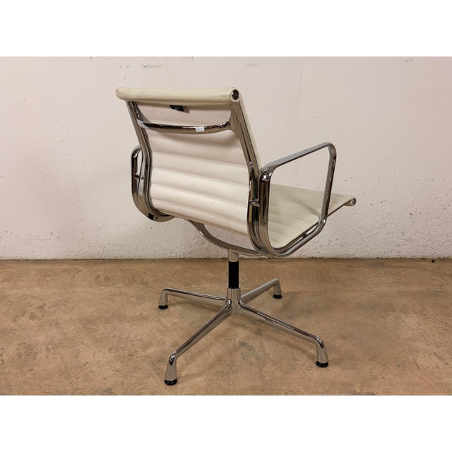 EA 117 Aluminium Desk Chair in White Leather and Chrome by Charles and Ray Eames for Vitra For Sale - Image 5 of 12