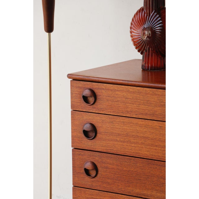An iconic 1960s teak chest of drawers This vintage teak chest of drawers from the English manufacturer Avalon embodies all...