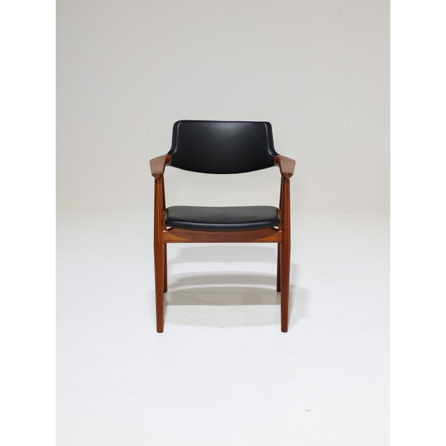 Rare set of 6 'GM11' dining chairs with armrests, designed by Svend Åge Eriksen for Glostrup Møbelfabrik in Denmark,...