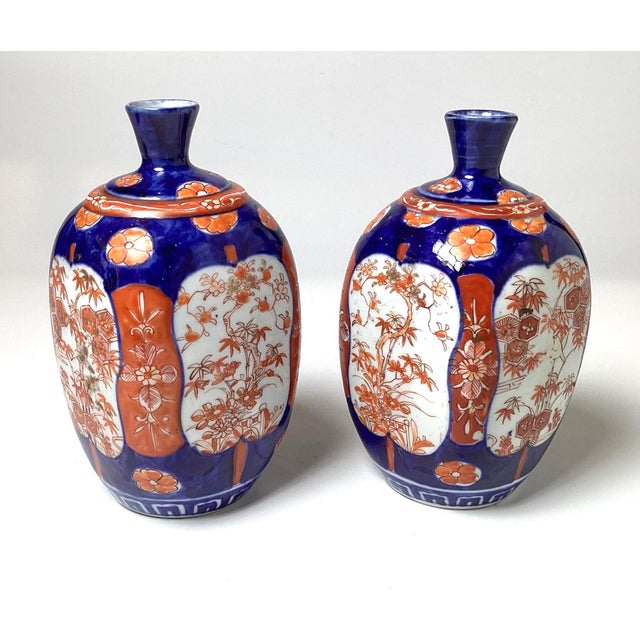 Japanese Elegant Pair of Hand Painted Imari Vases, Meiji Perion, 1880's For Sale - Image 3 of 7