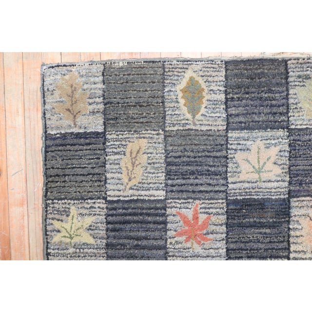Mid 20th Century Floral Leaf Design American Hooked Scatter Rug For Sale - Image 4 of 18