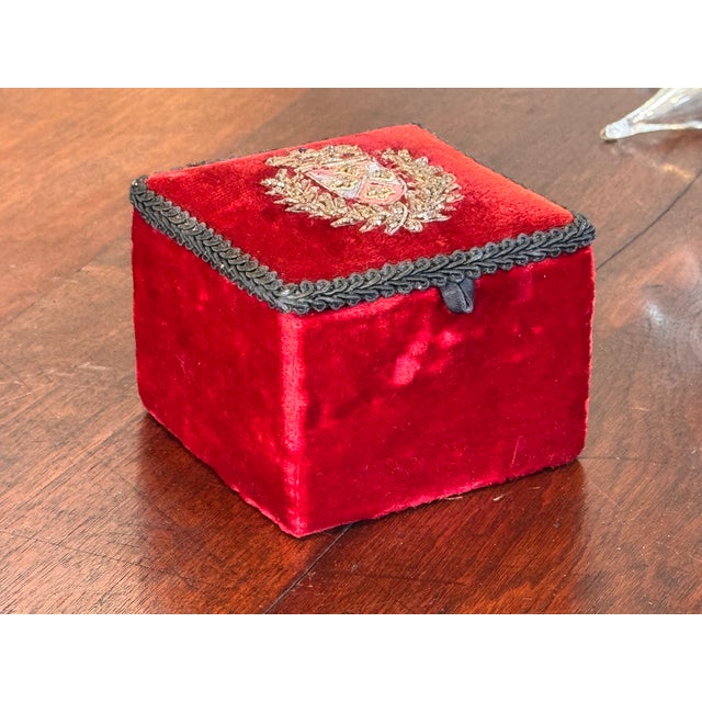 1950s Red Velvet Box With Embroidered Crest For Sale - Image 4 of 8