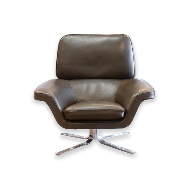 A Minotti x Rodolfo Dordoni set of Blake Soft armchairs and a Davis ottoman. This beautiful set of Italian armchairs...