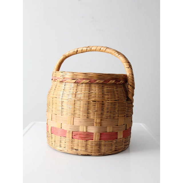 French Country Vintage American Wicker Lidded Gathering Basket For Sale - Image 3 of 15