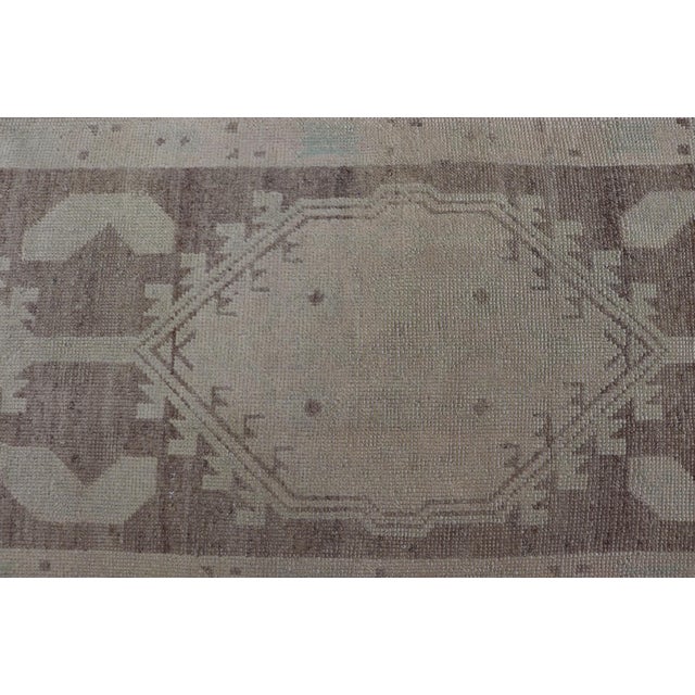 Geometric Medallion Design Turkish Oushak Runner in Soft Neutral Tones For Sale - Image 12 of 14