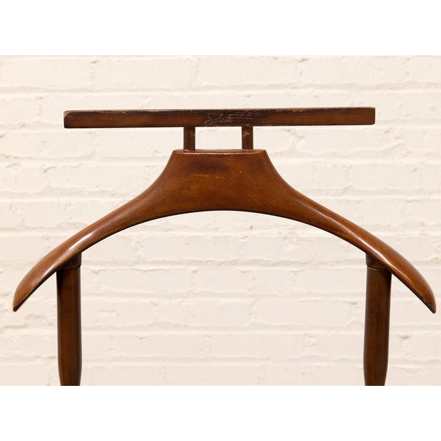 Vintage Mid-Century Modern Gentleman’s Valet Stand in Walnut For Sale - Image 4 of 10