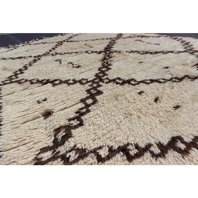 Mid 20th Century White Background Mid-Century Moroccan Azilal Rug With Brown Diamond Design 4'10'' X 7'0'' For Sale - Image 5 of 6