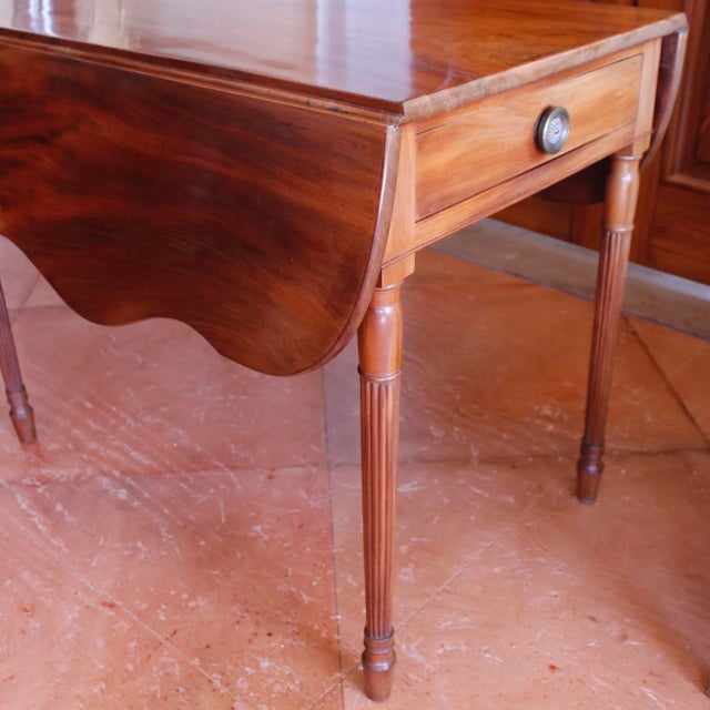 Early 19th Century American New England Federal Mahogany Pembroke Table For Sale - Image 5 of 12