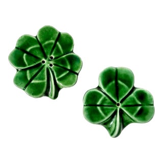 1960s Vintage Boho Chic Hollywood Regency Shamrock Salt & Pepper Shakers - A Pair For Sale