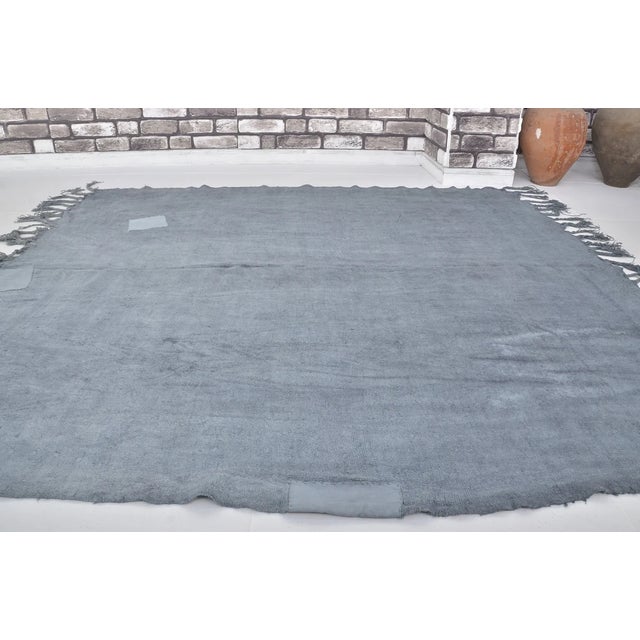 Vintage Anatolian Flatweave Kilim - Industrial Modernist Charcoal Gray Fringed Rug For Sale In Phoenix - Image 6 of 10