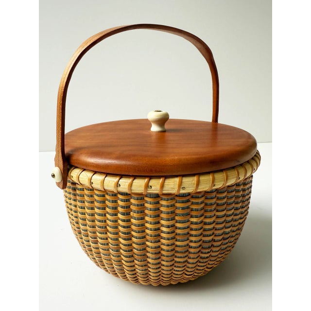 Vintage Signed Nantucket Lightship Basket – Handcrafted With Lid, Bone Handle & Geometric Pattern For Sale In Buffalo - Image 6 of 9