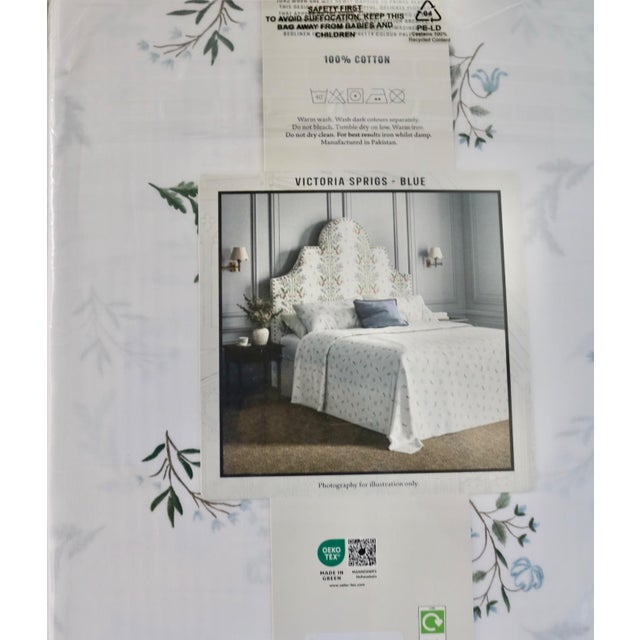 English Historic Royal Palaces Hampton Court Palace Blue Victoria Sprig Queen Sheet Set For Sale - Image 3 of 3