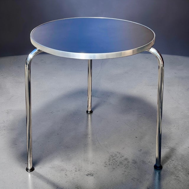 1950s Bauhaus 3-Legged Side Table in Tubular Steel with Black Linoleum Top from Mauser Werke Waldeck Table, 1950s For Sale - Image 5 of 13