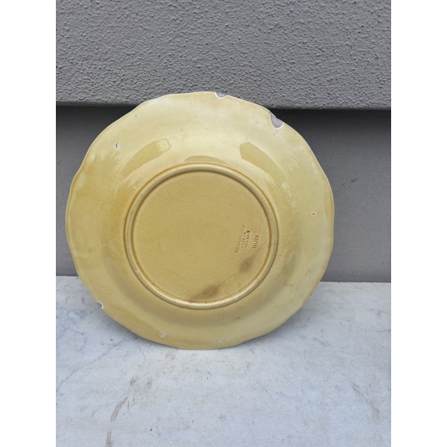 Wedgwood English Majolica Strawberry & Grapes Plate Wedgwood Circa 1920 For Sale - Image 4 of 5