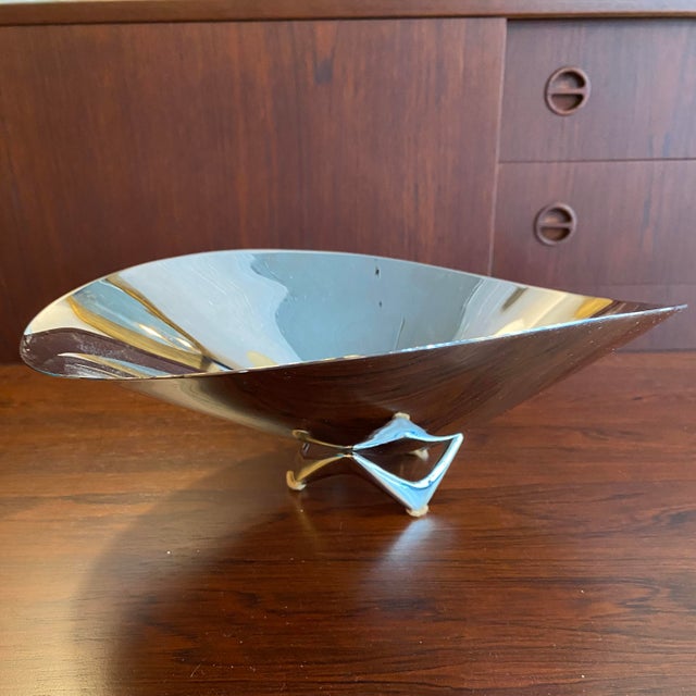 Designed by Henning Koppel for Georg Jensen, this mirror-polished stainless steel serving bowl showcases the iconic fluid...