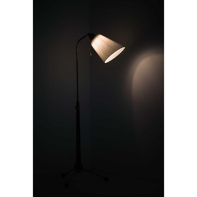 1940s Scandinavian Modern Floor Lamp in Brass and Mahogany by Hans Bergström, 1940s For Sale - Image 5 of 8