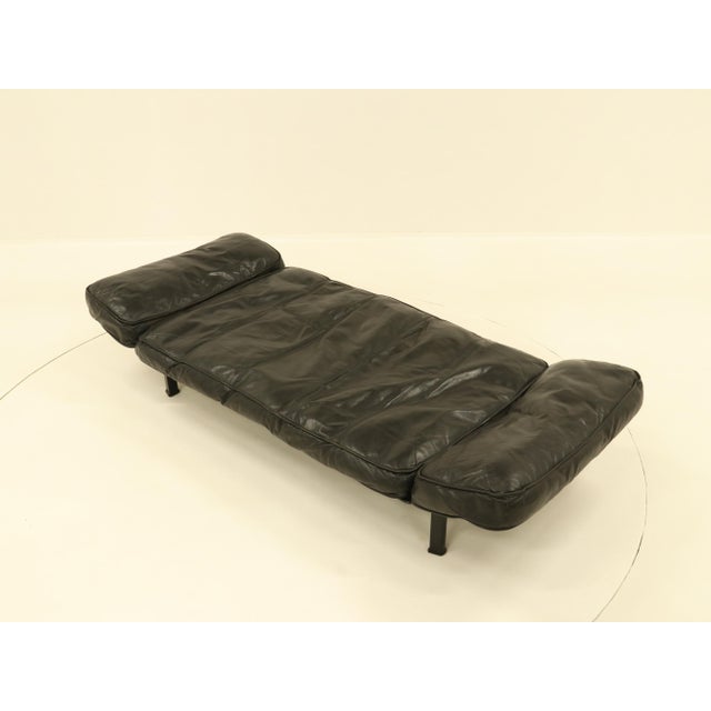 Daybed by Zanotta in Black Leather. Made in Italy 1990s. This refined Zanotta daybed, bearing serial number 011216, is...
