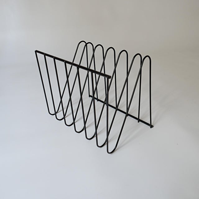 Mid-Century Modern Zigzag Magazine Rack by François Arnal for Atelier A, 1970s For Sale - Image 3 of 6