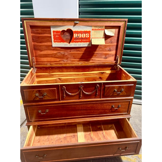 This is a vintage Roos Sweetheart cedar chest, designed for storing linens and clothing. It is constructed from aromatic...
