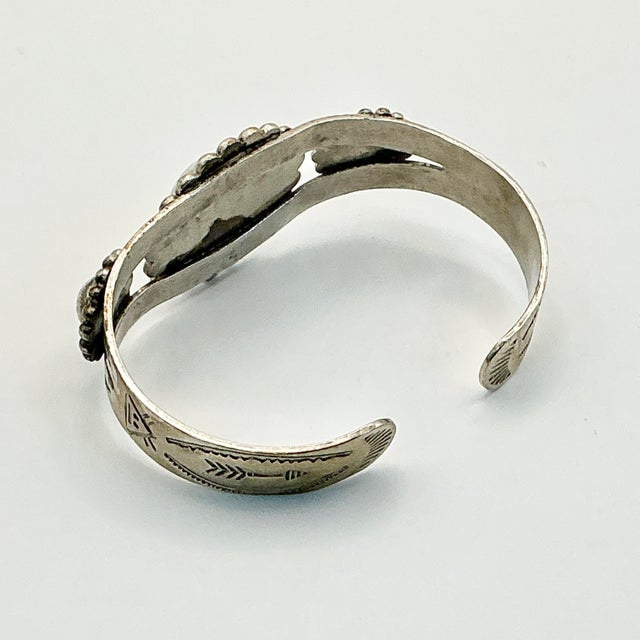 1950s Vintage Southwestern American Navajo Bell Trading Co. Sterling Cuff Bracelet. For Sale - Image 12 of 13