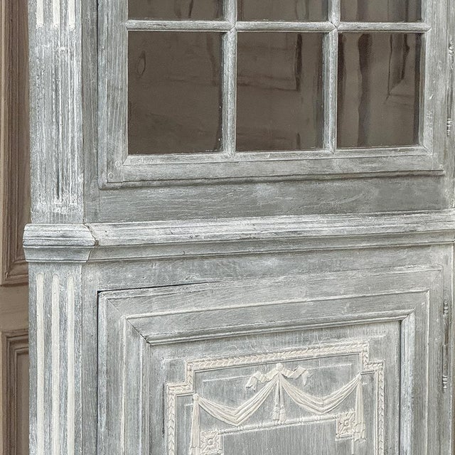 Slate Gray 18th Century French Neoclassical Painted Corner Vitrine ~ Curio Cabinet For Sale - Image 8 of 17