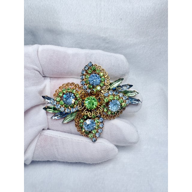 Mid‑Century Hobé © Layered Gilt Filigree and Rhinestone Floral Spray Brooch For Sale - Image 10 of 10