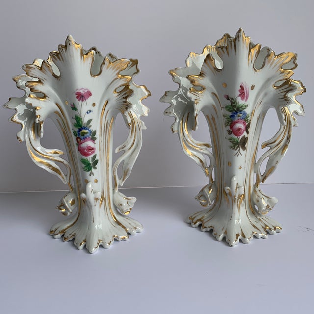 White Hudson Valley Hand-Painted Flower Vases - A Pair - Gold/Floral For Sale - Image 8 of 8