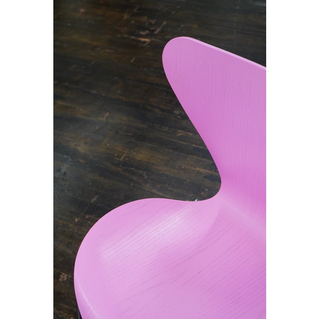 2000 - 2009 Pink Arne Jacobsen for Fritz Hansen Series 7 Chair For Sale - Image 5 of 8