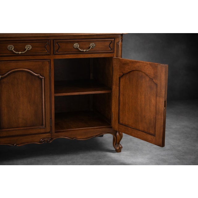 Early 20th Century French Provincial Walnut Sideboard Buffet With Pull-Out Serving Slide — Carved Cabriole Legs, Original Key For Sale - Image 10 of 11