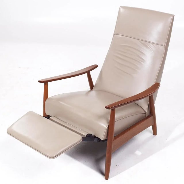 Milo Baughman for Thayer Coggin Mid Century Leather and Walnut Lounge Chair Recliner For Sale - Image 11 of 12