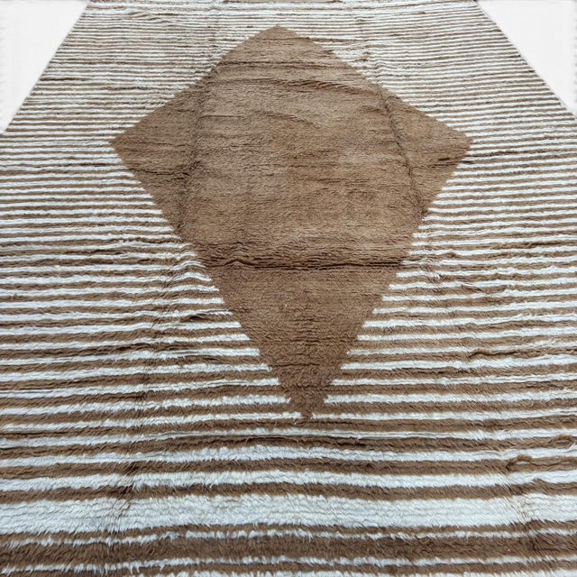 This contemporary Turkish Tulu rug offers a striking interpretation of traditional medallion design within a modern...