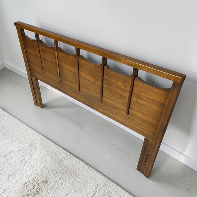 Kent Coffey Mid-Century Modern Walnut Queen Bed Headboard by Hoke Wood Products For Sale - Image 4 of 8