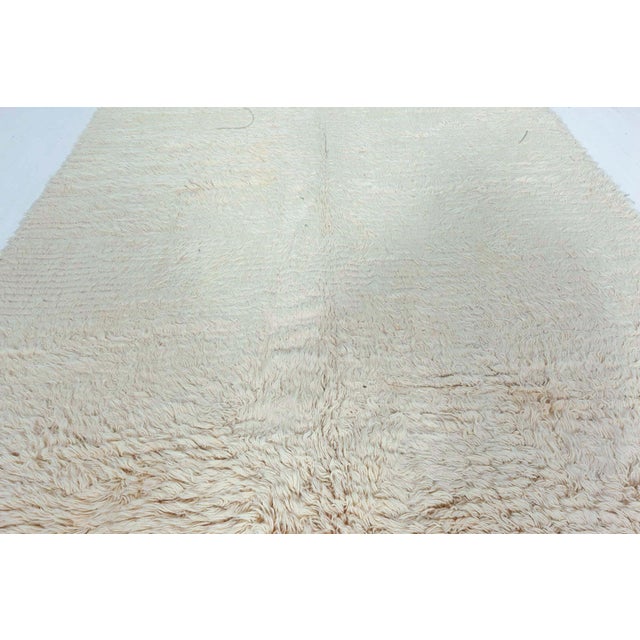 Textile Doris Leslie Blau Vintage Moroccan Wool Rug – Soft Ivory with Subtle Texture For Sale - Image 7 of 8