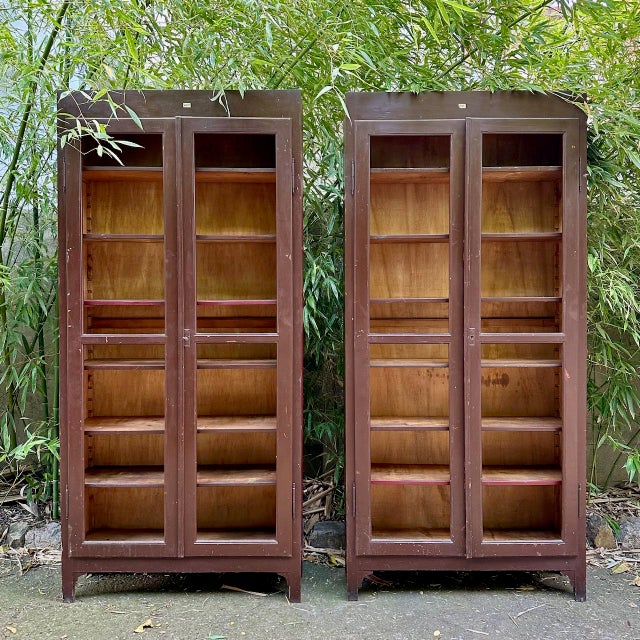 Bauhaus Italian Brown and Burgundy Lacquered Display Cabinets, 1890s, Set of 2 For Sale - Image 3 of 12