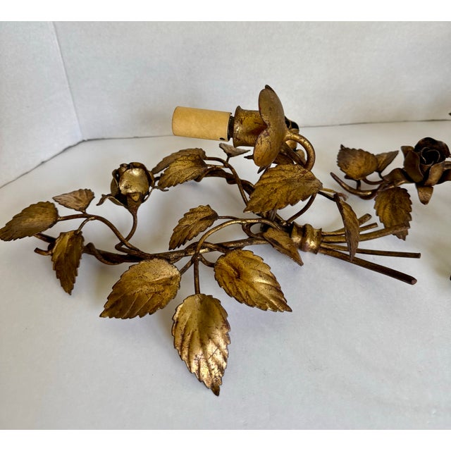 Gold 1950s Pair of Italian Florentine Hollywood Regency Gilt Metal Rose Wall Sconces For Sale - Image 8 of 11